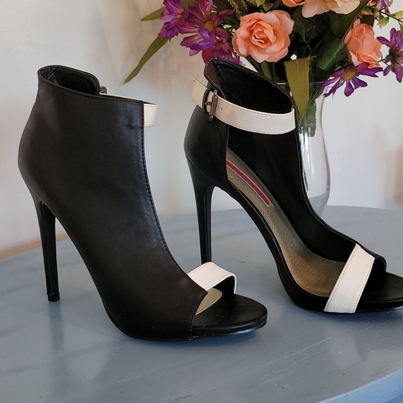 Shoes - C Label black and white sexy heels